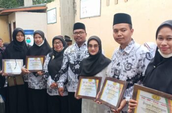 Ketua Yayasan Berikan Penghargaan Kepada Guru Berprestasi Pada Hari Guru Nasional Ke-76 Di YPWP