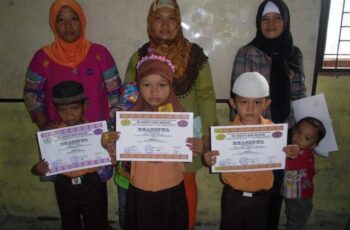 Penyerahan Raport SD Swasta Wira Mandiri Sem II