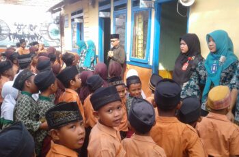 PENYERAHAN RAPORT SEMESTER GANJIL 2017-2018 DAN BANTUAN SERAGAM SEKOLAH