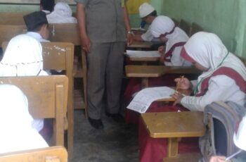 KETUA YAYASAN TINJAU PELAKSANAAN UJIAN KENAIKAN KELAS