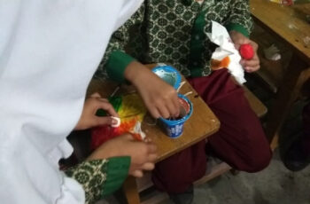ANTUSIAS SISWA SD SWASTA WIRA MANDIRI BELAJAR MEMBUAT BATIK TEKNIK JUMPUTAN