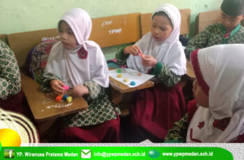 BERMAIN PLASTISIN SAMBIL BELAJAR