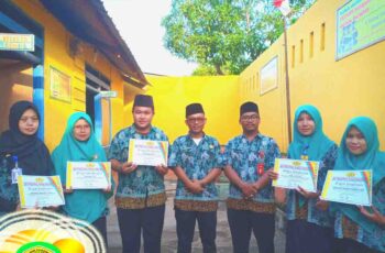 PEMBERIAN PENGHARGAAN KEPADA GURU BERPRESTASI PADA HARI GURU NASIONAL DI YPWP