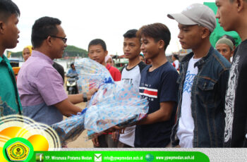 KETUA YPWP SERAHKAN 78 SET PERLENGKAPAN BELAJAR KEPADA KORBAN KEBAKARAN