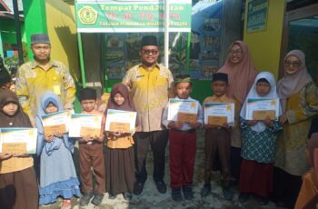 Penyerahan Raport Semester II SDS Wira Mandiri, YPWP Berikan Beasiswa Kepada Siswa Berprestasi