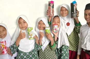 Siswa Kelas VI SDS Wira Mandiri, Kreativitas Dari Barang Bekas Menjadi Barang Bernilai !