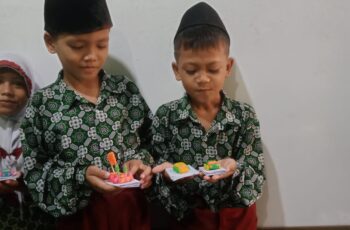 Dukung Keterampilan dan Semangat Belajar, Siswa Kelas 2 SD Praktek Membuat Mobil-mobilan dari Plastisin