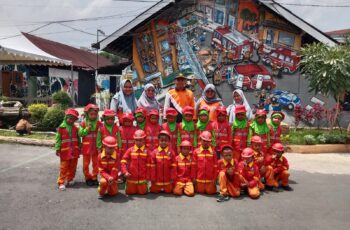 TK Swasta Al-Abrar Lakukan Kunjungan ke Pemadam Kebakaran dan Tempat Pembuatan Coklat