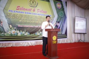 Wisuda AKbar YPWP