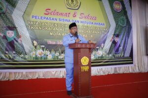 Wisuda AKbar YPWP