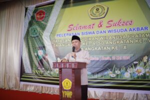 Wisuda AKbar YPWP