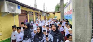 Upacara Hari Guru Nasional ke-79 di YPWP Medan, siswa dan guru mengikuti dengan khidmat.