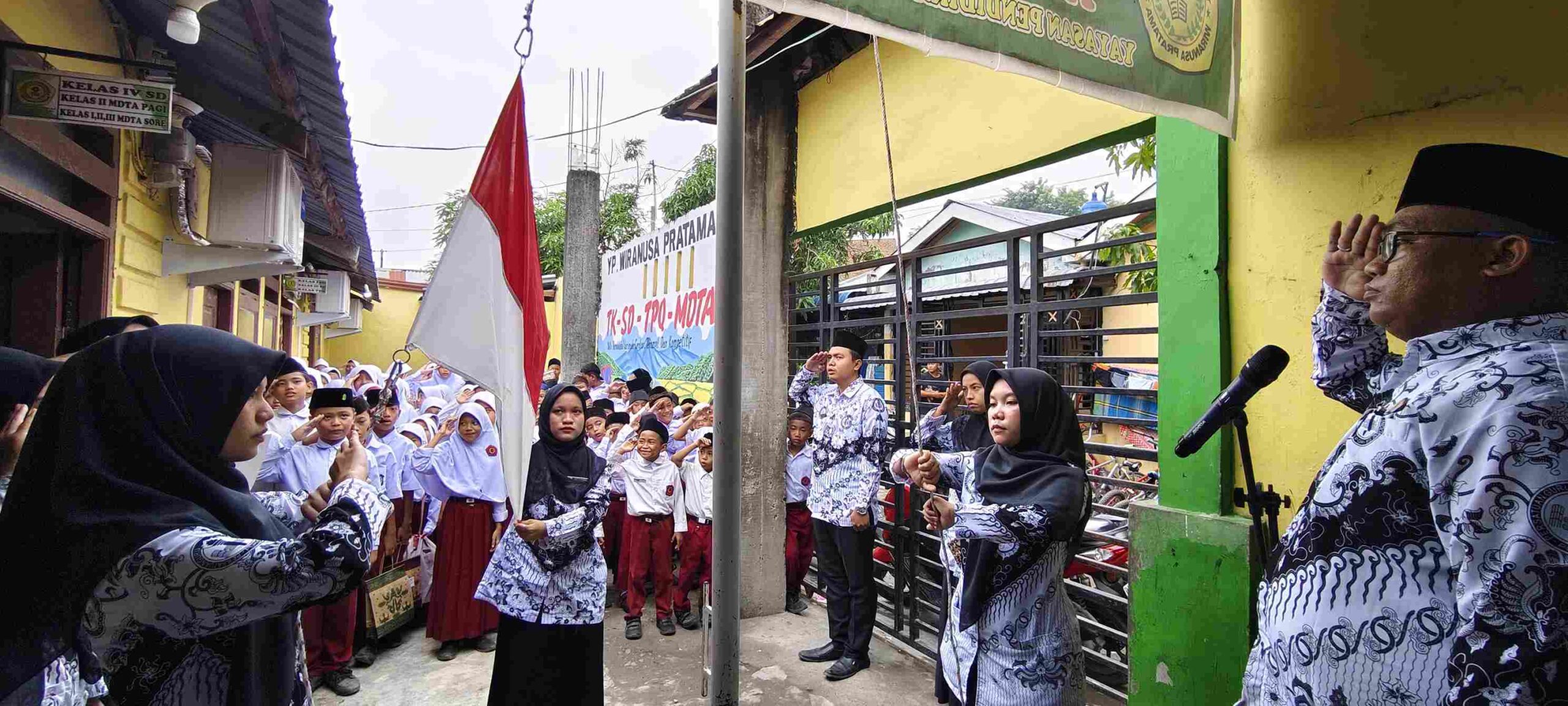 Upacara Hari Guru Nasional ke-79 di YPWP Medan, siswa dan guru mengikuti dengan khidmat.