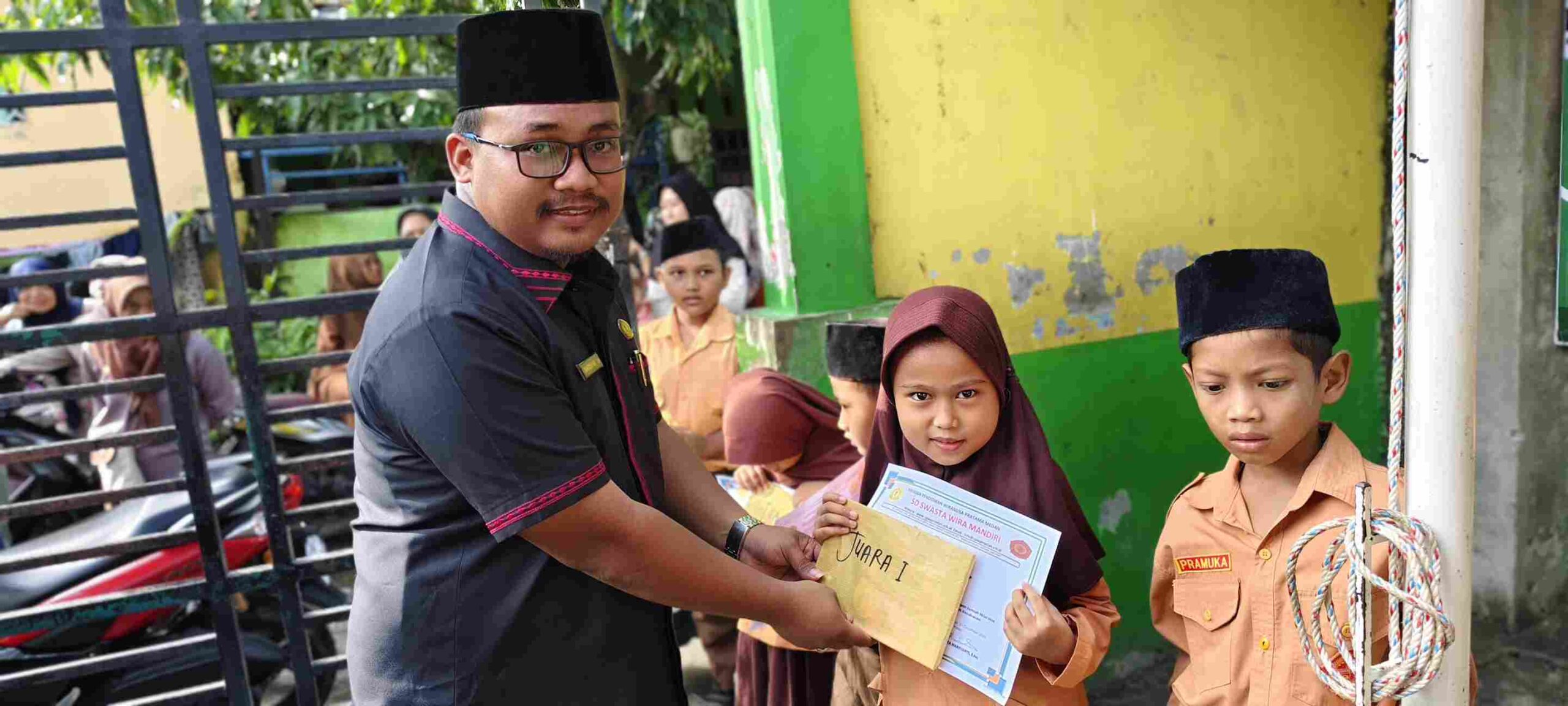 Penyerahan rapor siswa SD Plus Wira Mandiri sebagai tanda berakhirnya semester ganjil di Yayasan Pendidikan Wiranusa Pratama