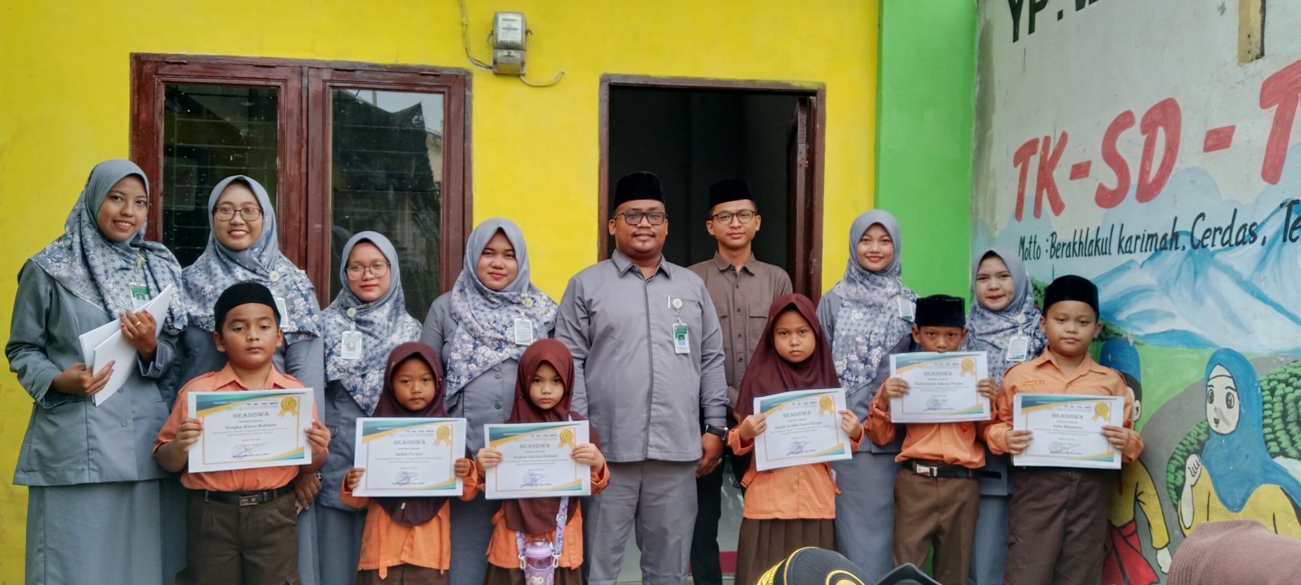 Pembagian rapor semester genap YPWP Medan