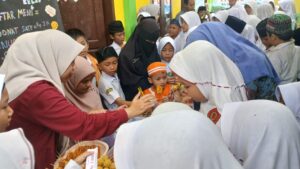 Siswa SD Plus Wira Mandiri mengikuti Market Day dengan menjaga stand dan menjual makanan sebagai bagian dari pembelajaran wirausaha