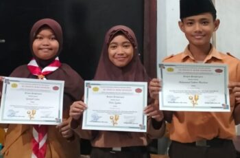 Penyerahan Rapor di SD Plus Wira Mandiri, Kepala Sekolah Tegaskan Nilai Harus Sejalan dengan Akhlak!