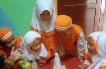 Melalui Eksperimen Gunung Meletus, Siswa TK Al-Abrar Belajar Sains dan Mitigasi Bencana