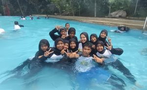 Momen Keseruan siswa dan guru di Kolam Renang