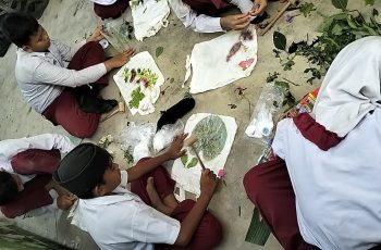 Siswa SDS Wira Mandiri Kelas VI Memadukan Pelajaran IPA dan SBK Melalui Ecoprint