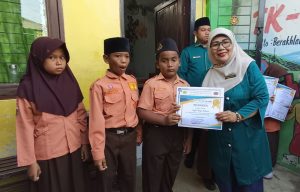 Penyerahan Sertifikat dan Beasiswa Kepada Siswa Berprestasi