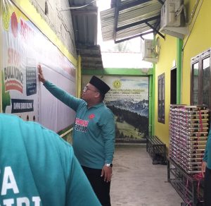 Menempel Cap Tangan Sebagai Simbol Anti Bullying