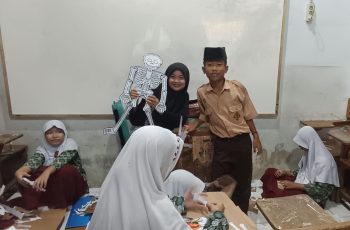 Serunya Belajar IPAS: Siswa Kelas VI SDS Wira Mandiri Merakit Model Rangka Manusia